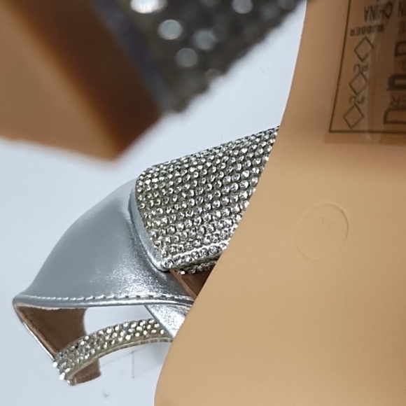 Elegant Silver Heels with Rhinestone Detailing - Picture 9 of 9